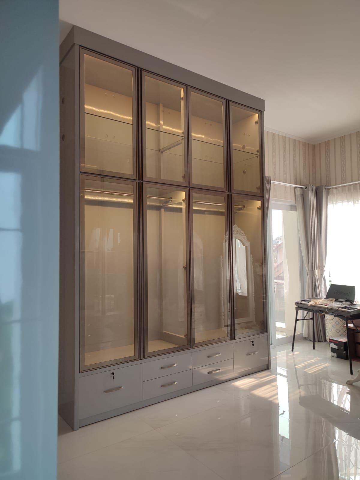 Lemari pakaian frame aluminium dengan panel kaca dan laci soft closing