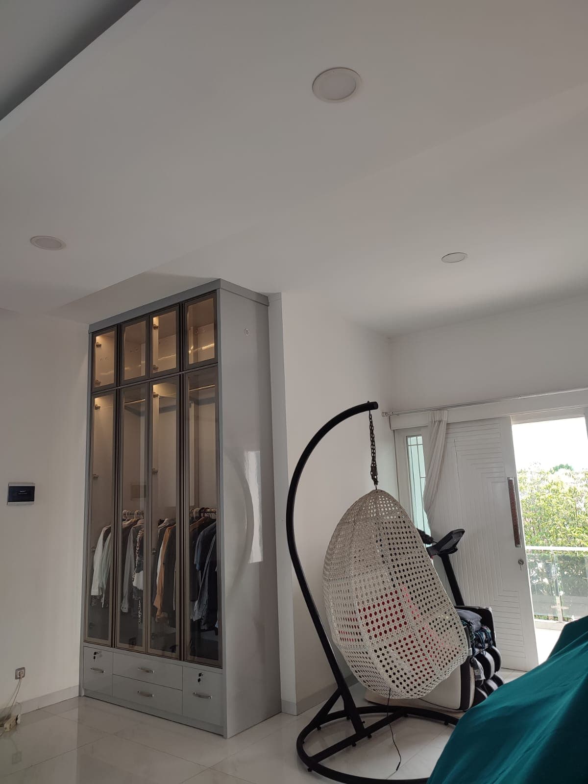 Lemari built-in tampak samping dalam kamar tidur